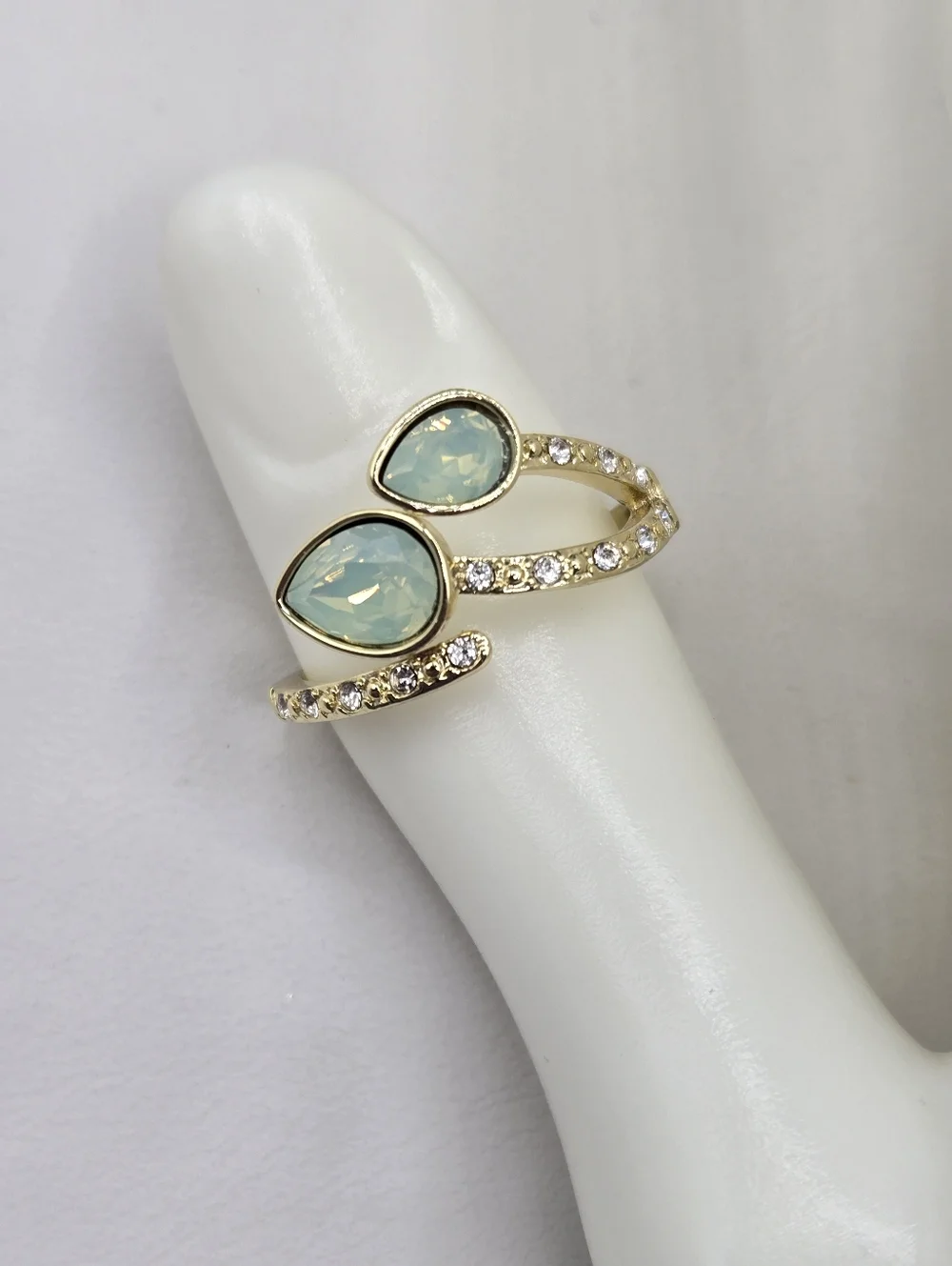 Swarovski Crystal Elements Gold Statement Ring Green Opal Size 9 Prom Bridal - Picture 4 of 7